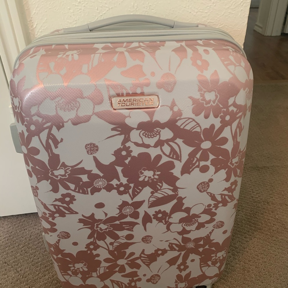 American Tourister Hardside Spinner 22” carryon